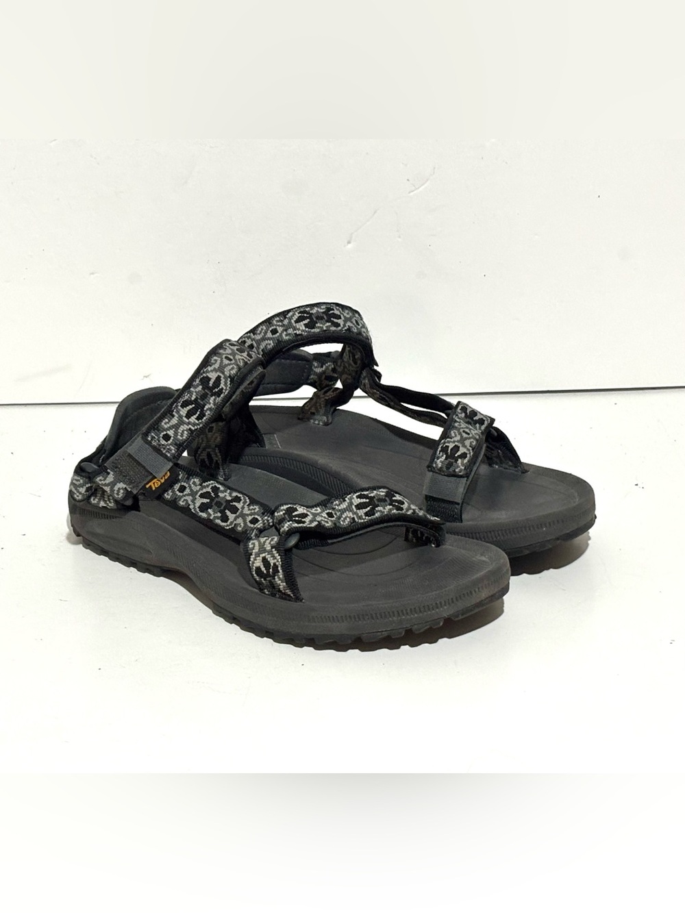 Teva Winsted Womens Walking Hiking Sandals in Black Grey Size 8